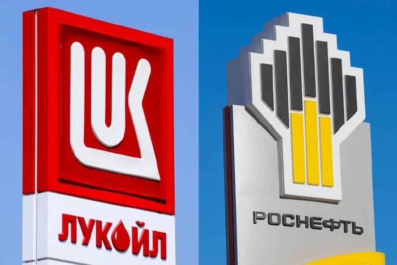 Нефтяные вышки ЛУКОЙЛа на фоне заката