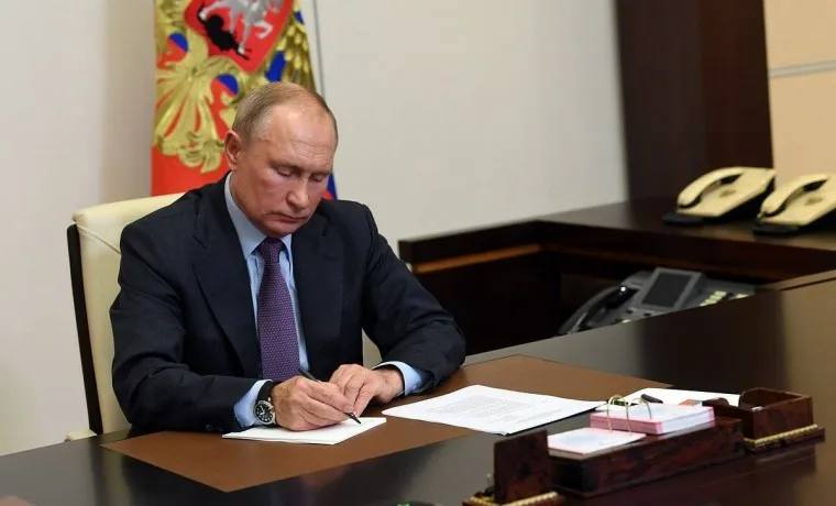 Паспорт и справка о судимости на столе
