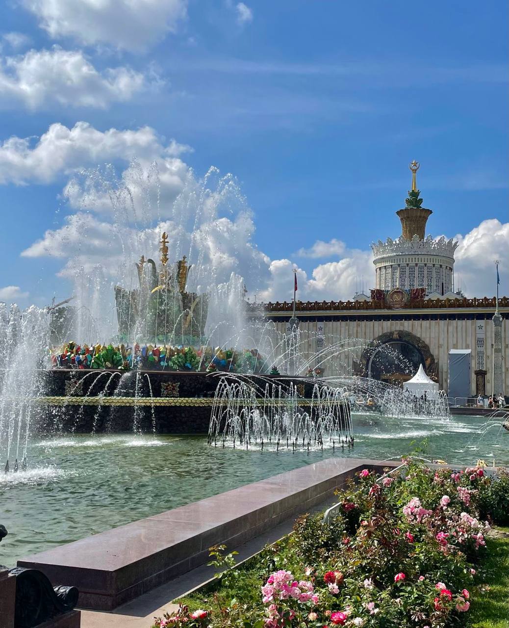 Термометр показывает +28°C на фоне солнечной Москвы