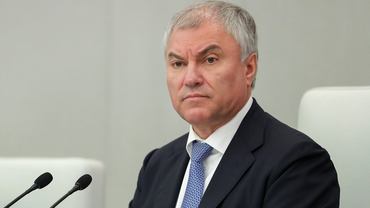 Армянский коньяк и флаг Евросоюза на заднем плане