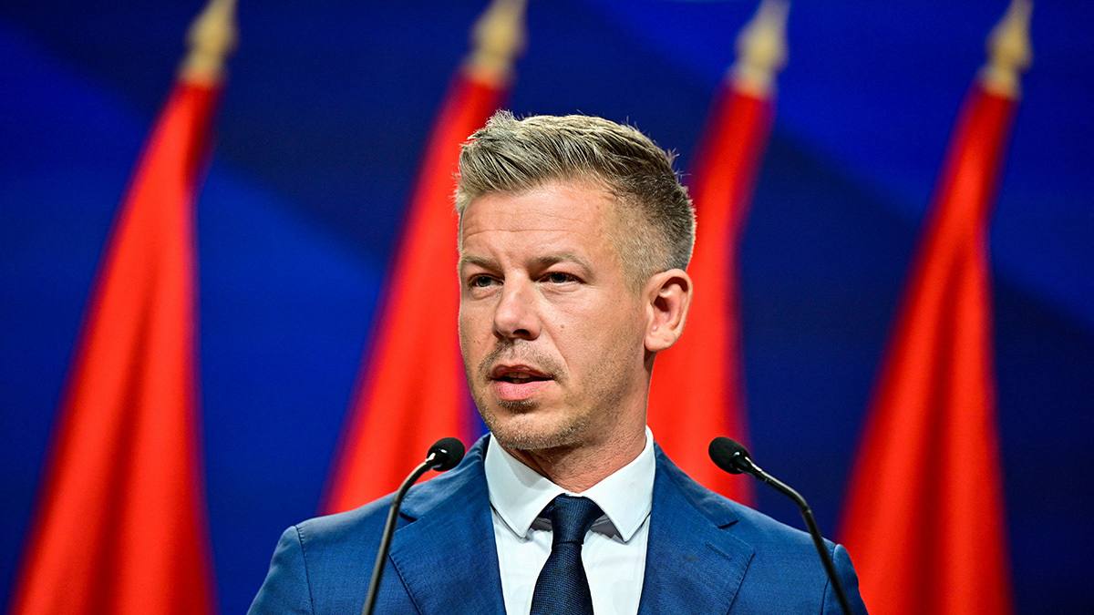 Флаг Украины на фоне здания Европейского Союза