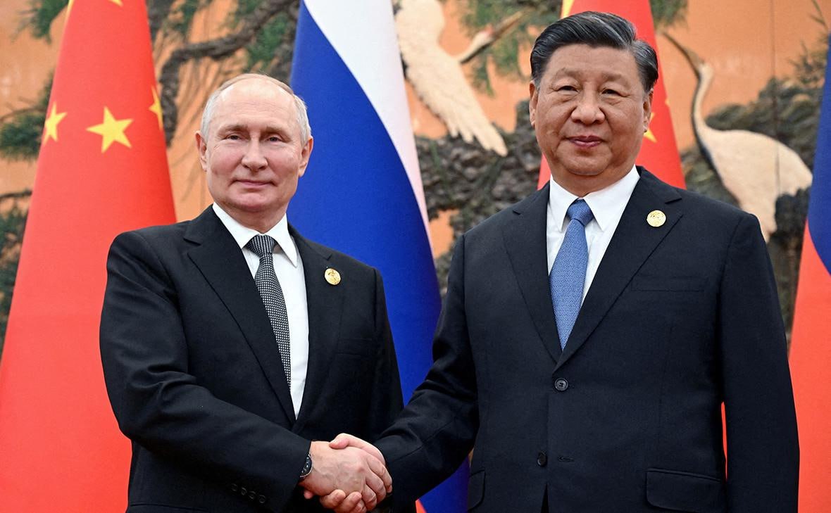Путин и Си Цзиньпин пожимают руки на саммите