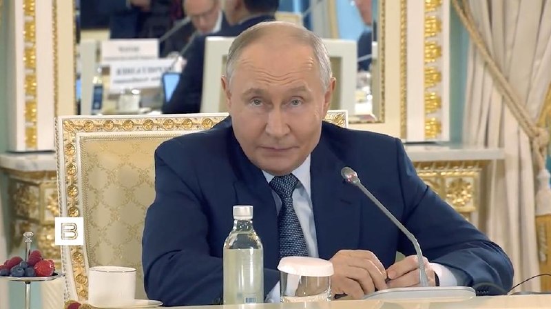 Владимир Путин выступает с заявлением о евроассоциации Украины