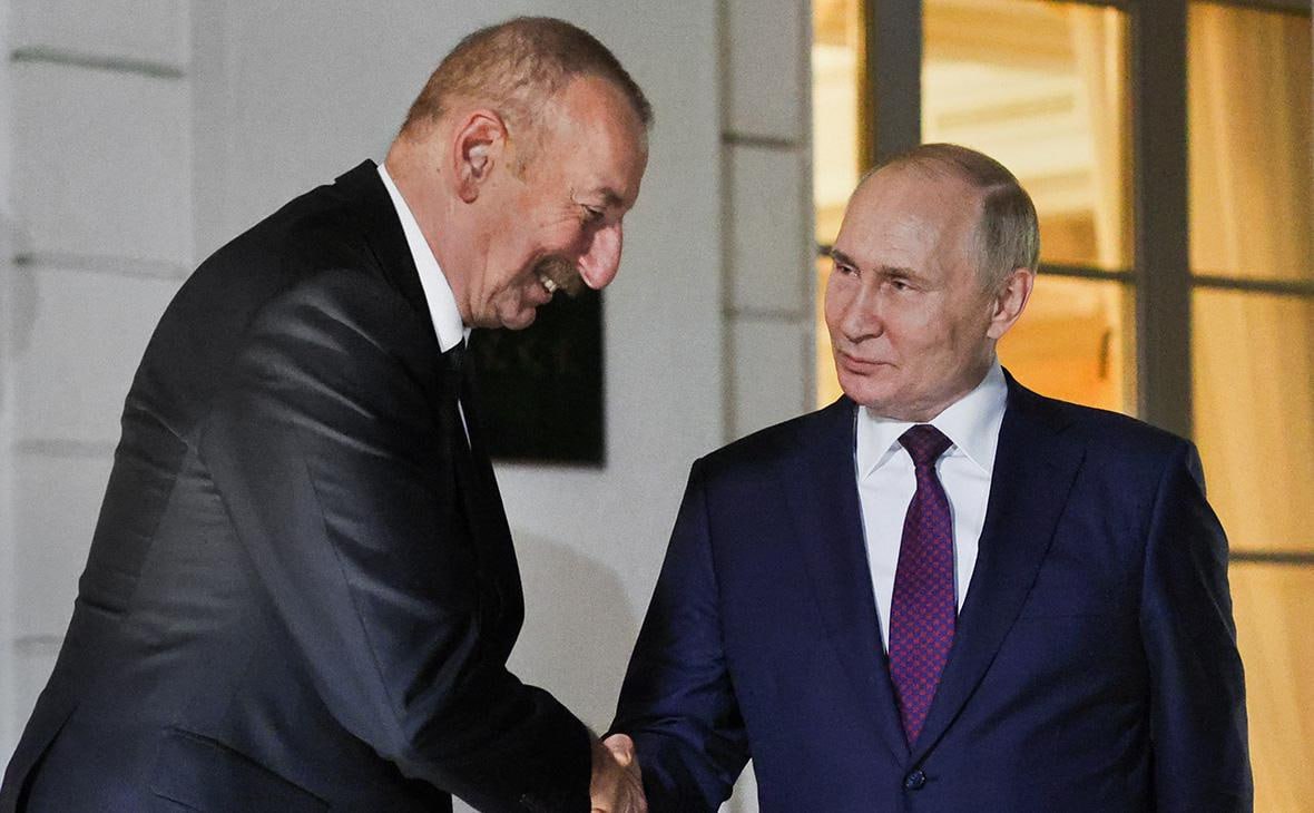 Президенты России и Азербайджана пожимают руки на встрече
