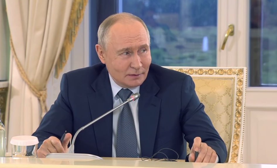 Путин и Зеленский за столом переговоров в Кремле