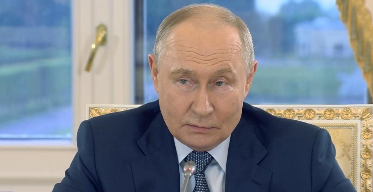Владимир Путин говорит о конституции и переизбрании