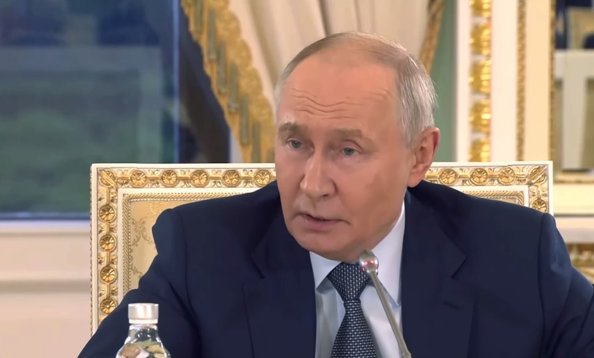 Владимир Путин выступает с заявлением о русском языке на Украине