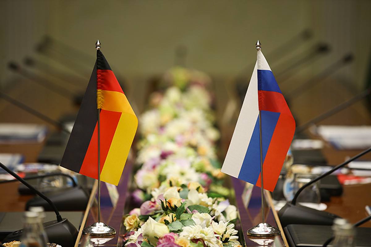 Дипломаты Германии, Франции и Великобритании за столом переговоров