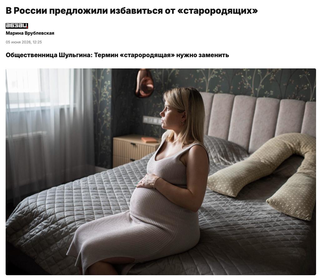 Женщина с ребенком счастливо улыбается
