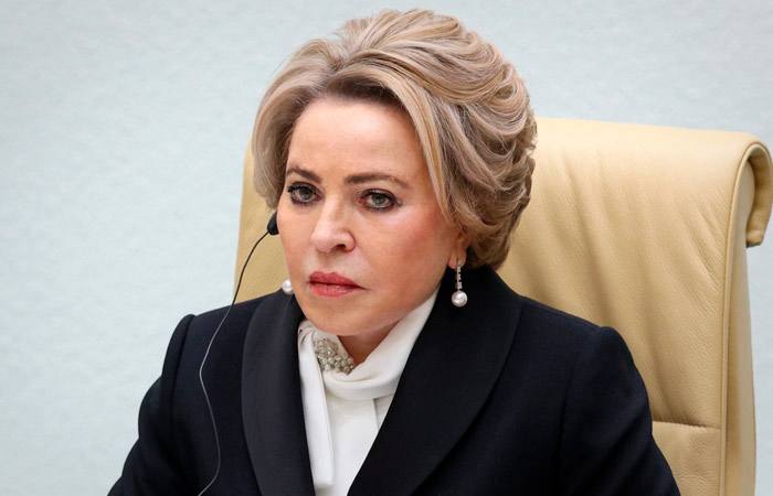 Валентина Матвиенко выступает с речью о международном сотрудничестве России
