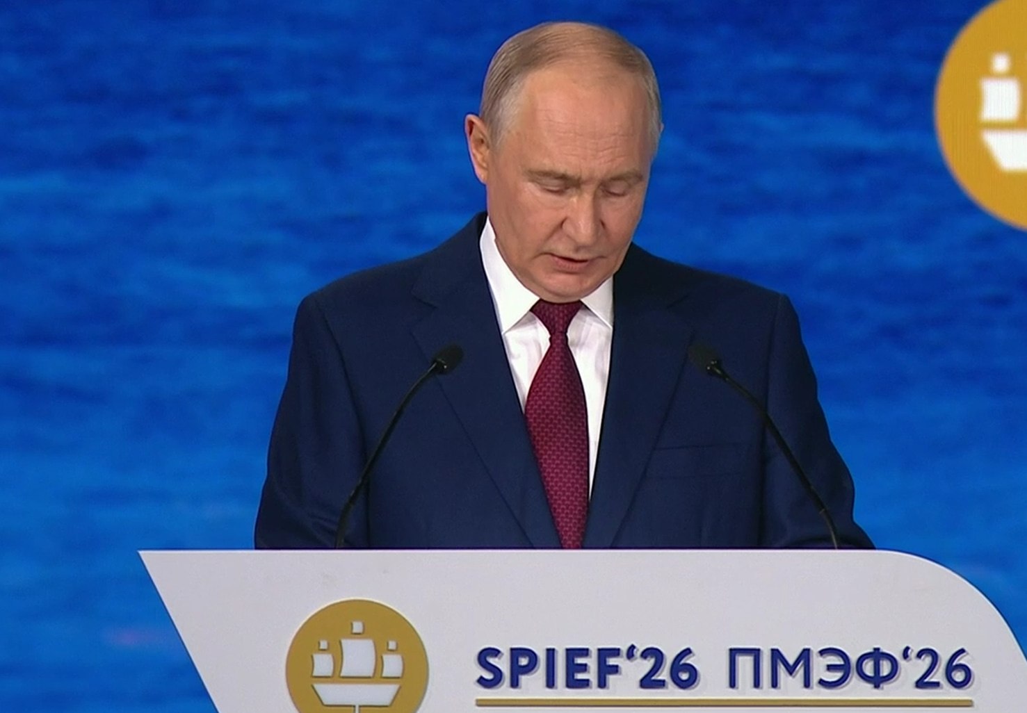 Президент России Владимир Путин выступает на ПМЭФ