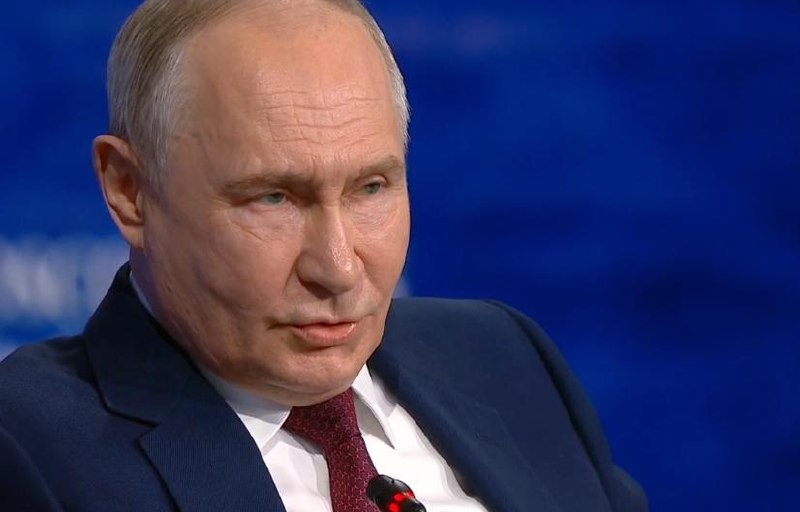 Владимир Путин выступает на ПМЭФ с трибуны