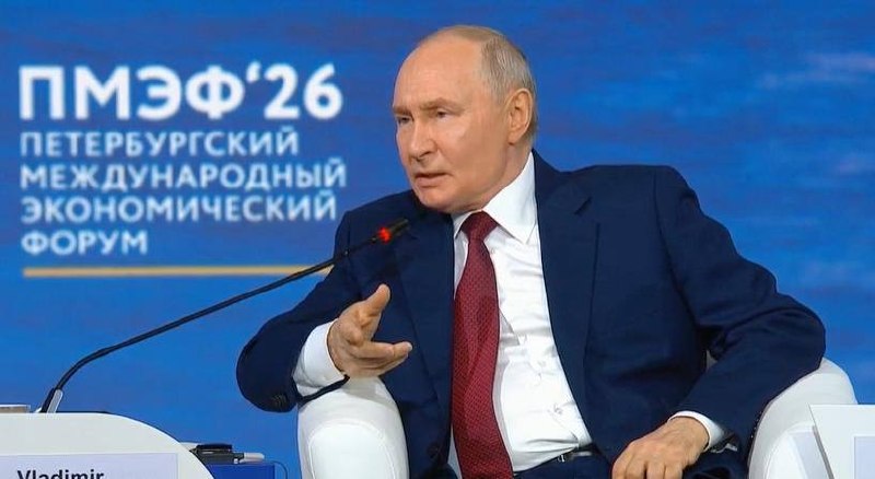 Владимир Путин выступает с критикой долларовой политики США