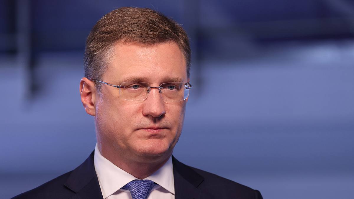 Нефтеперерабатывающий завод и цистерны с топливом
