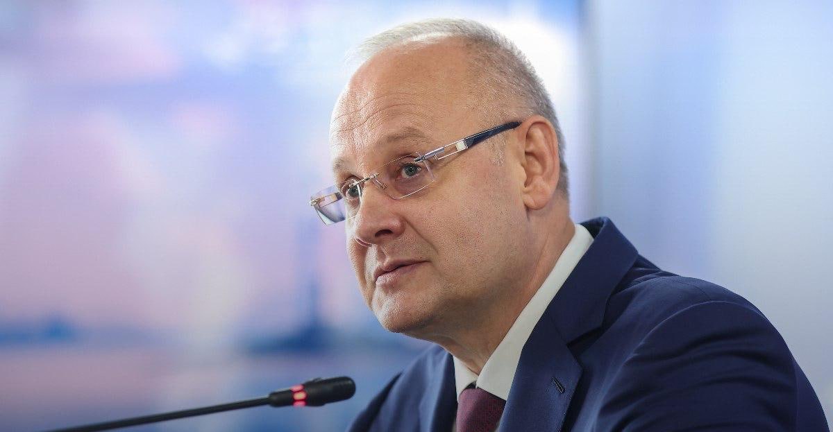 Антон Кобяков выступает на пресс-конференции ПМЭФ