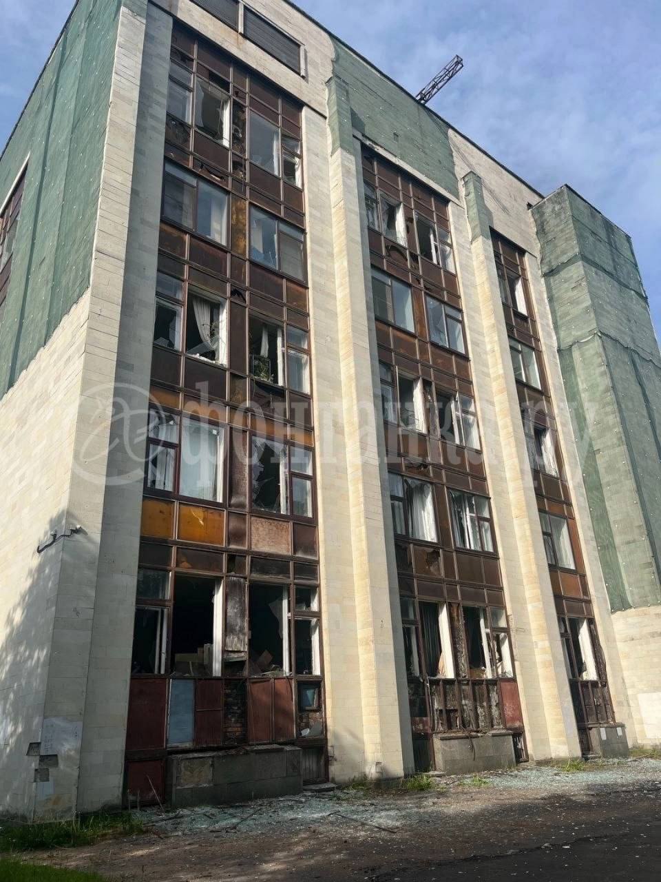 Здание СПбГУ с выбитыми стеклами после атаки БПЛА
