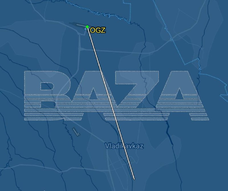 Самолет Airbus A320 на взлетной полосе в аэропорту Грозного