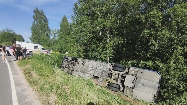 Опрокинувшийся экскурсионный автобус на трассе в Ярославской области