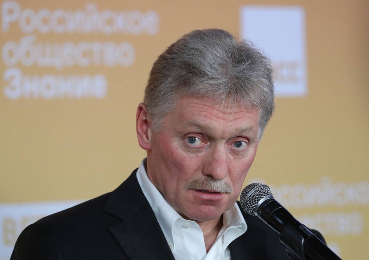 Дмитрий Песков делает заявление для прессы