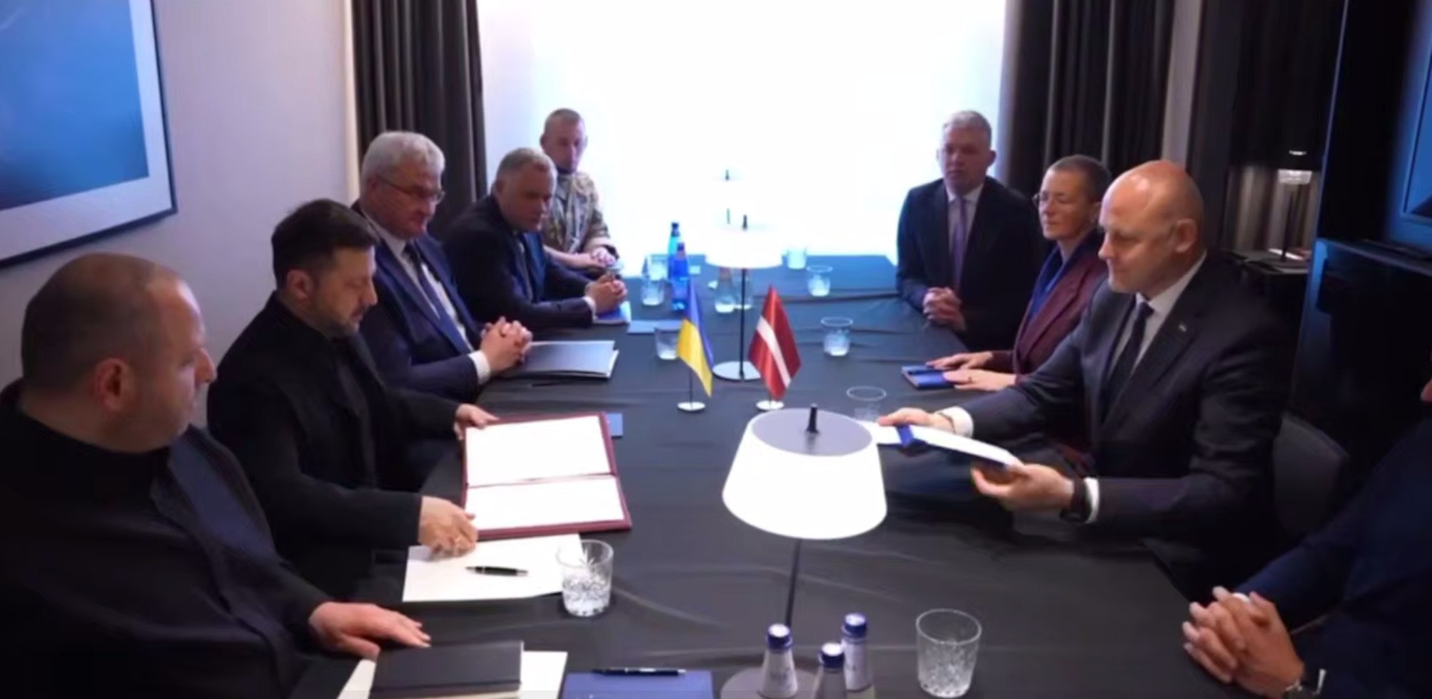 Флаг Украины и Латвии на фоне дрона