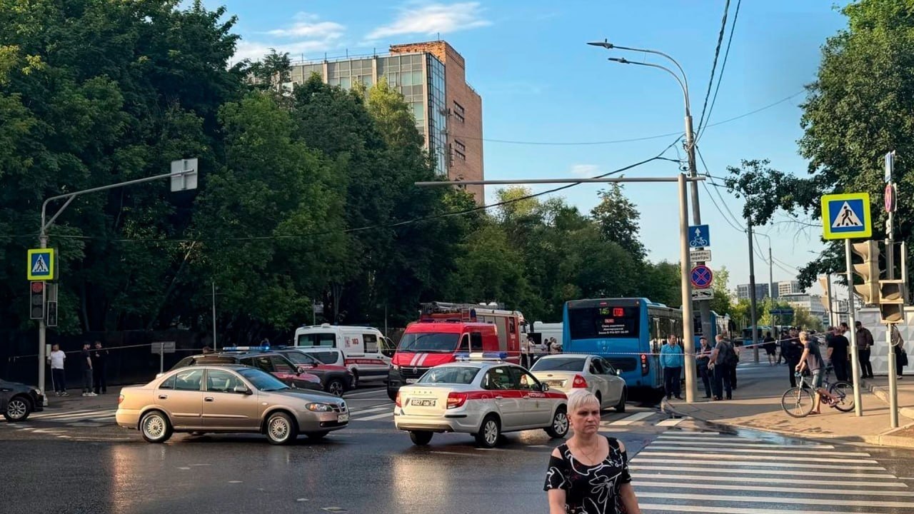 Автомобиль и оцепление на месте обнаружения подозрительного предмета