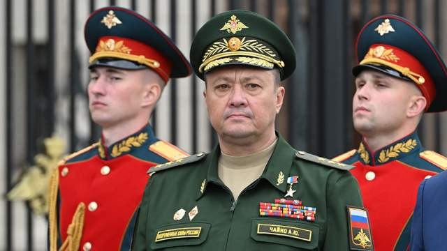 Генерал-полковник Александр Чайко в парадной форме на фоне флага ВКС