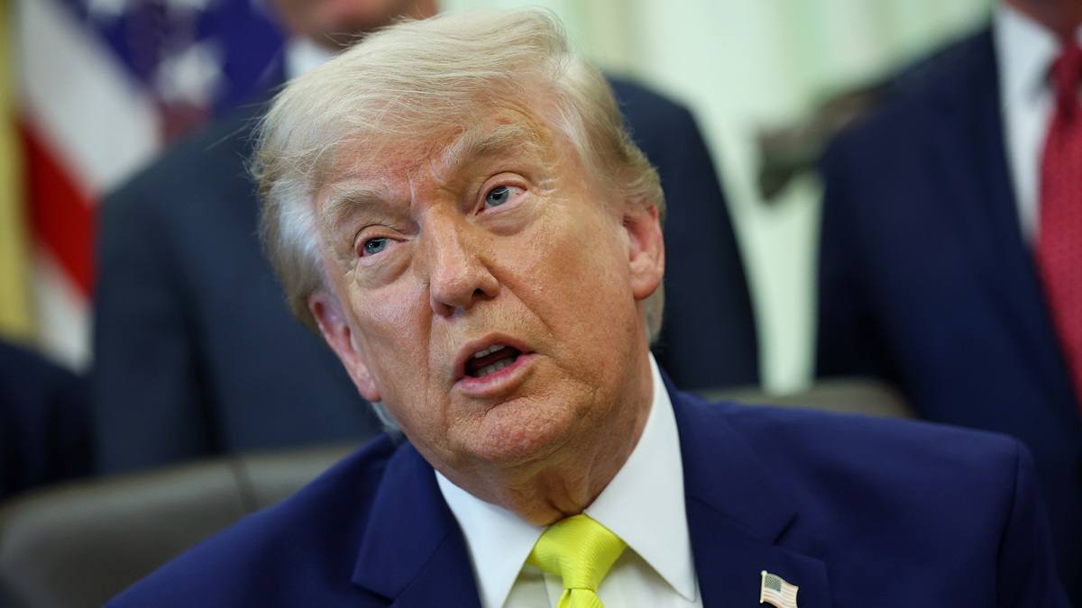 Карта Ормузского пролива с маршрутами нефтяных танкеров
