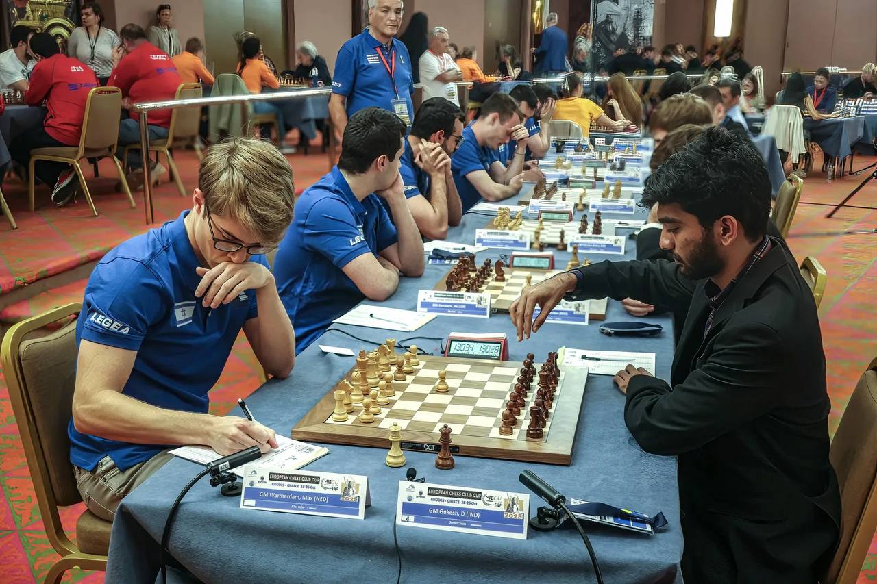 Логотип FIDE на фоне шахматной доски