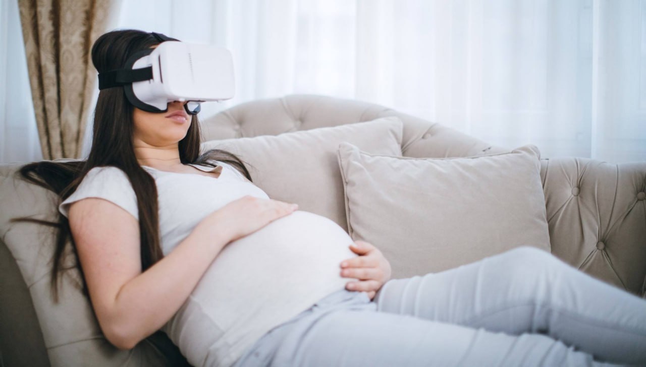 Роженица в VR-очках во время схватки