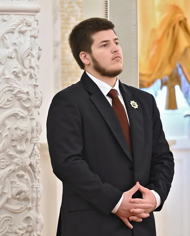 Адам Кадыров с наградой Героя Чеченской Республики
