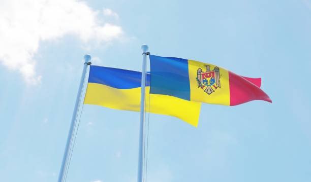Флаг Украины и флаг Евросоюза рядом на фоне здания ЕС