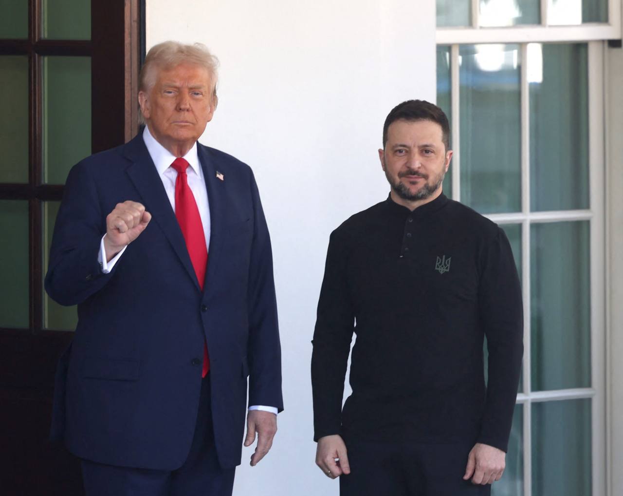 Трамп и Зеленский пожимают руки на саммите G7