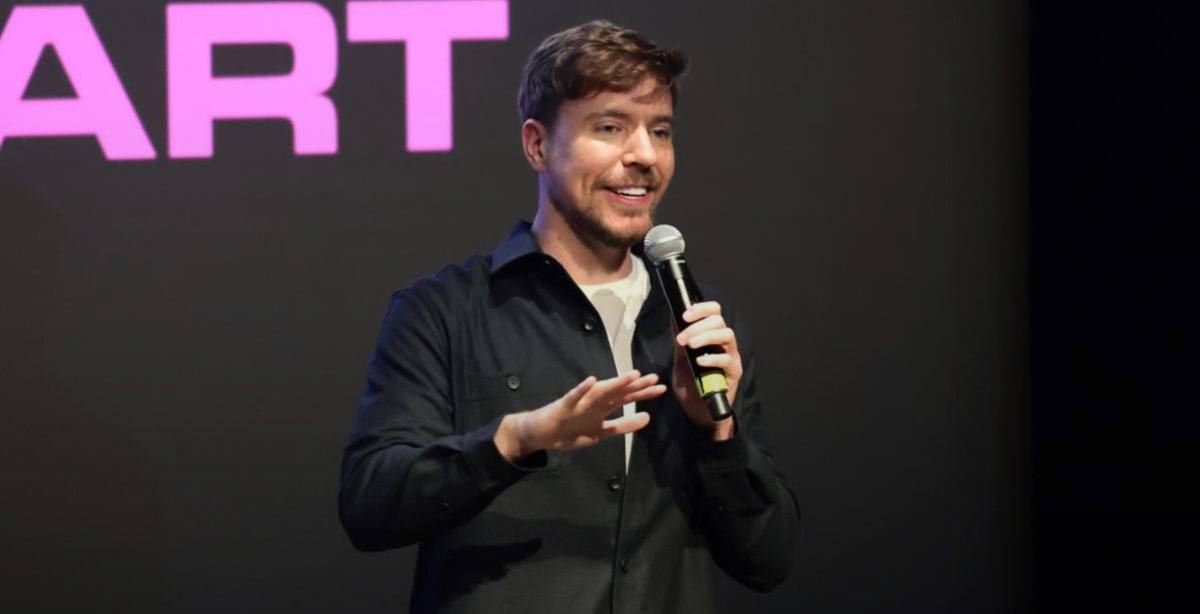 MrBeast держит золотую кнопку YouTube на фоне подписчиков