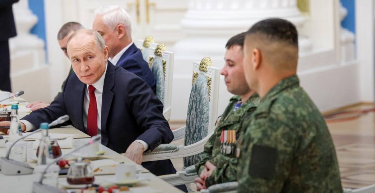 Путин беседует с военными на передовой