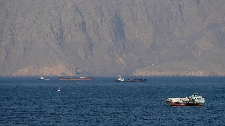 Американский военный корабль охраняет танкер в Ормузском проливе