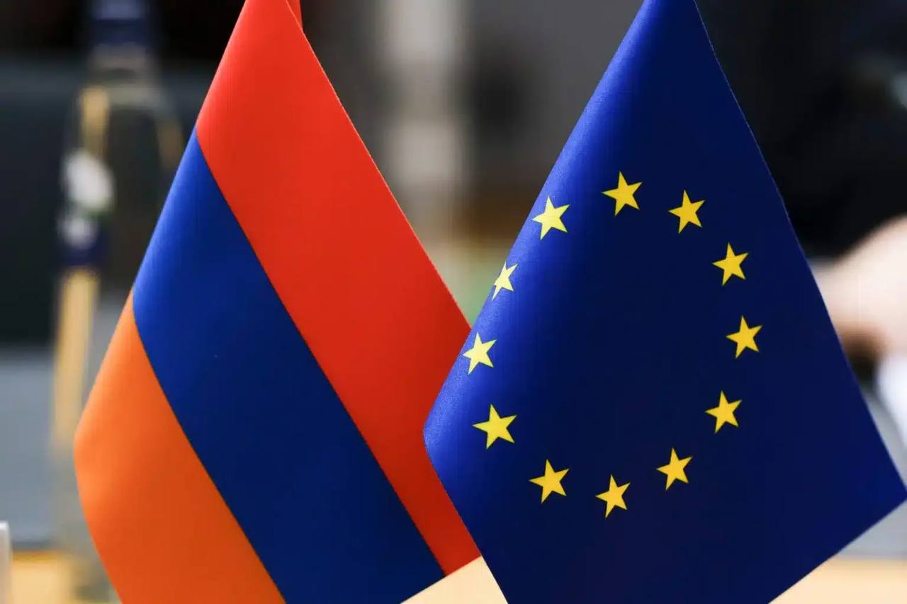 Флаг Евросоюза и Армении на фоне торговых контейнеров
