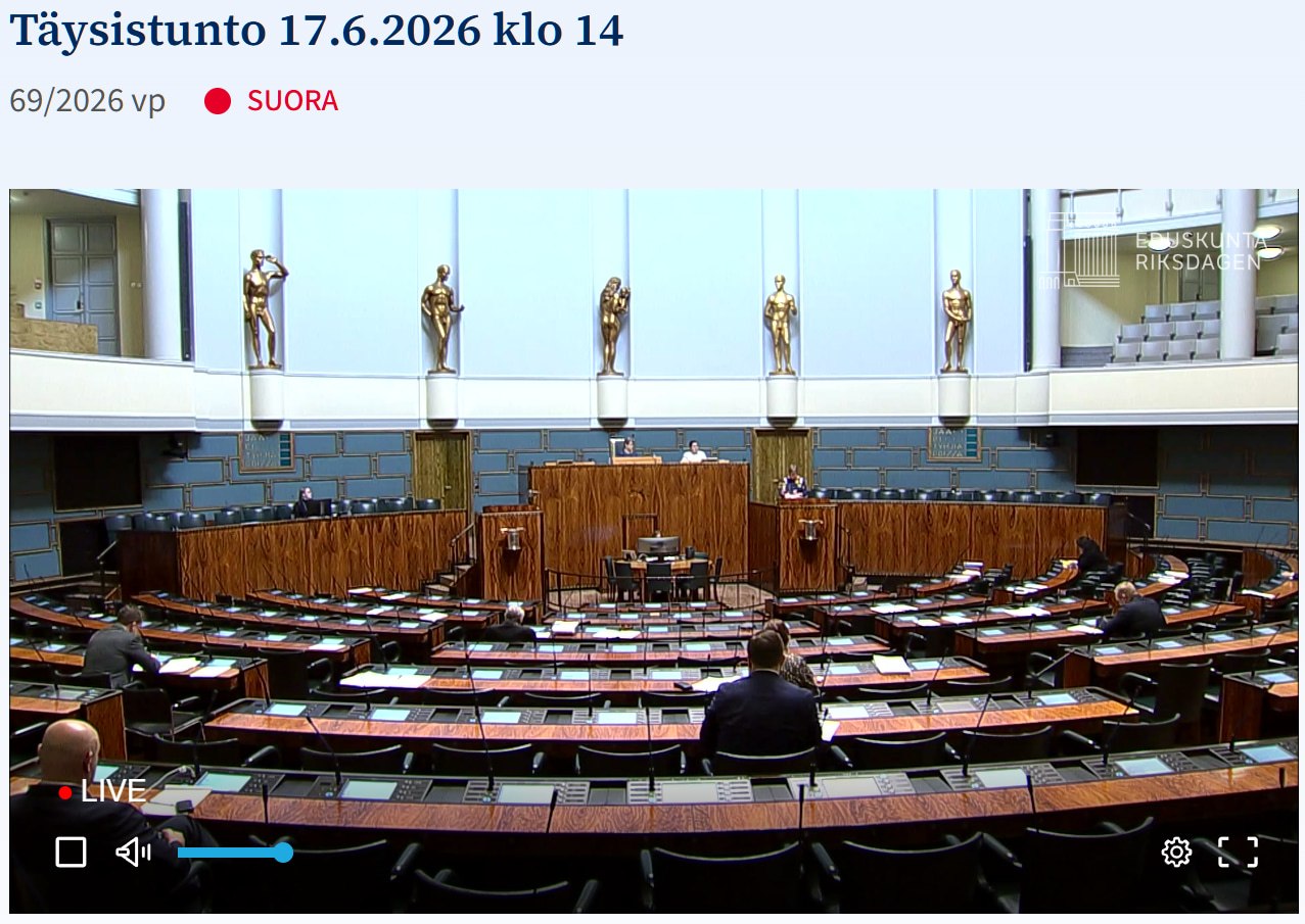 Здание парламента Финляндии на фоне флага