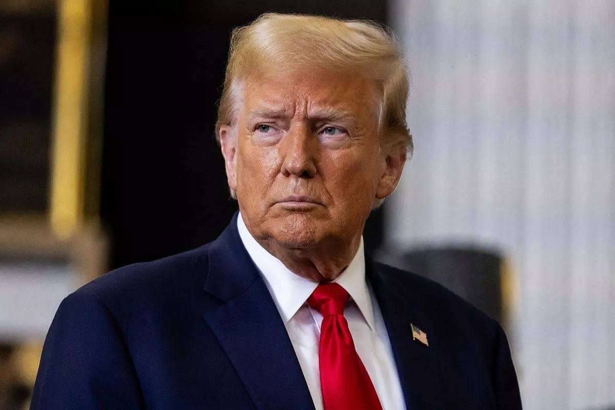 Трамп подписывает меморандум в Версальском дворце