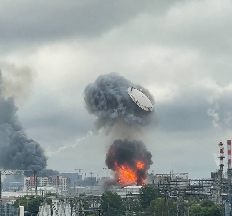 Взрыв на Московском НПЗ сорвал крышу резервуара