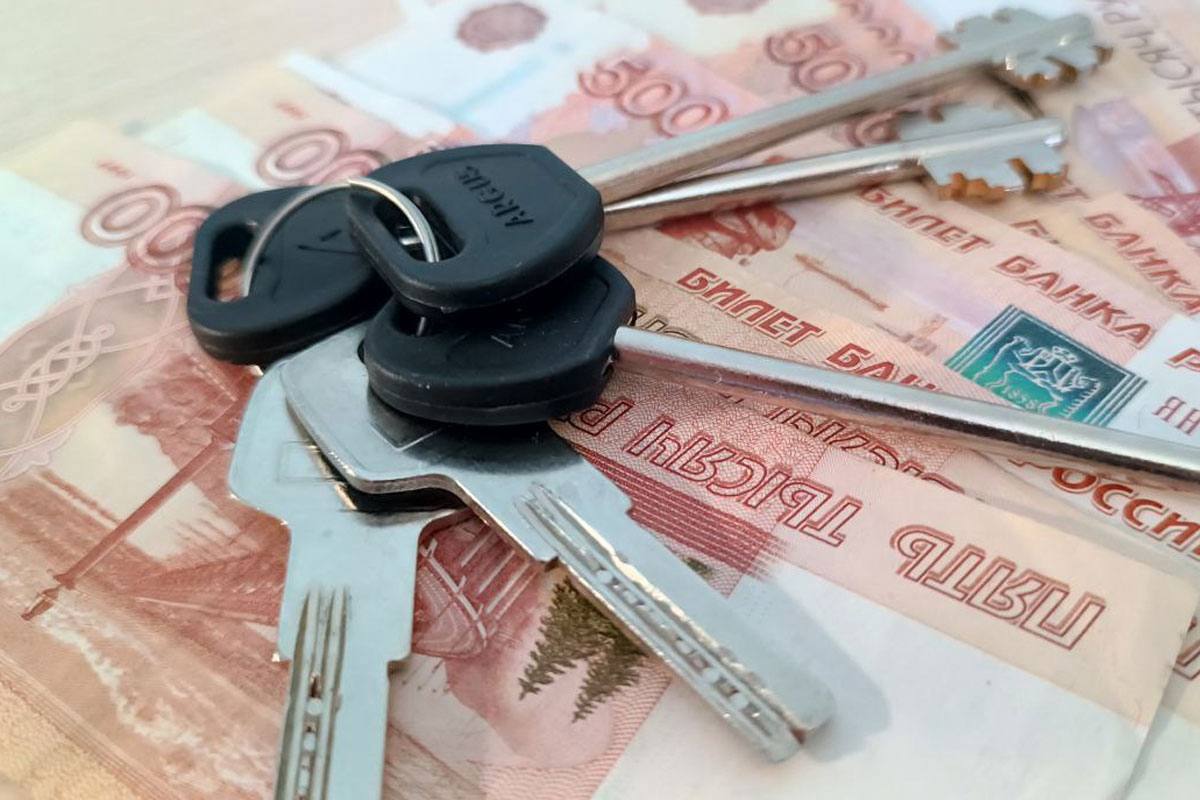 Семья с ребенком рассматривает документы на ипотеку