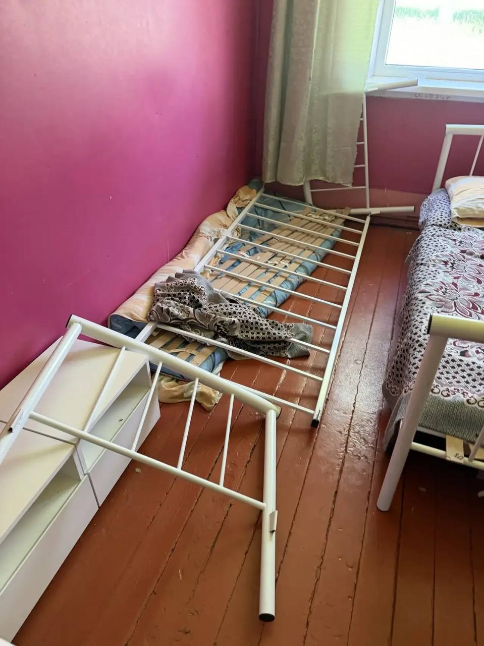 Пьяный мужчина в детском лагере Орленок избивает детей