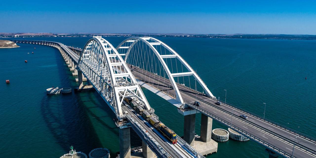 Крымский мост перекрыт из-за угрозы атаки беспилотников