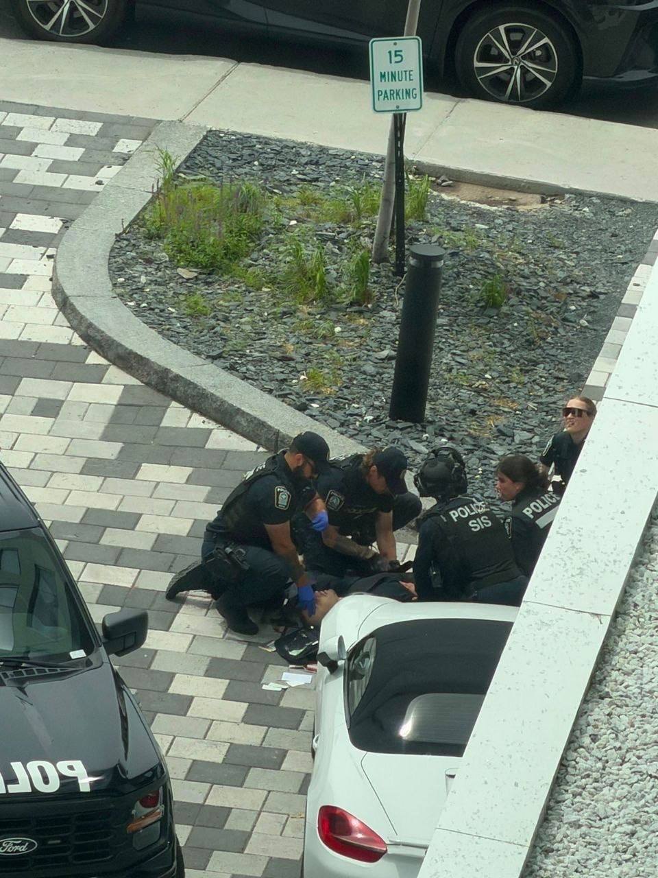 Оцепление полиции возле супермаркета в Монреале после стрельбы