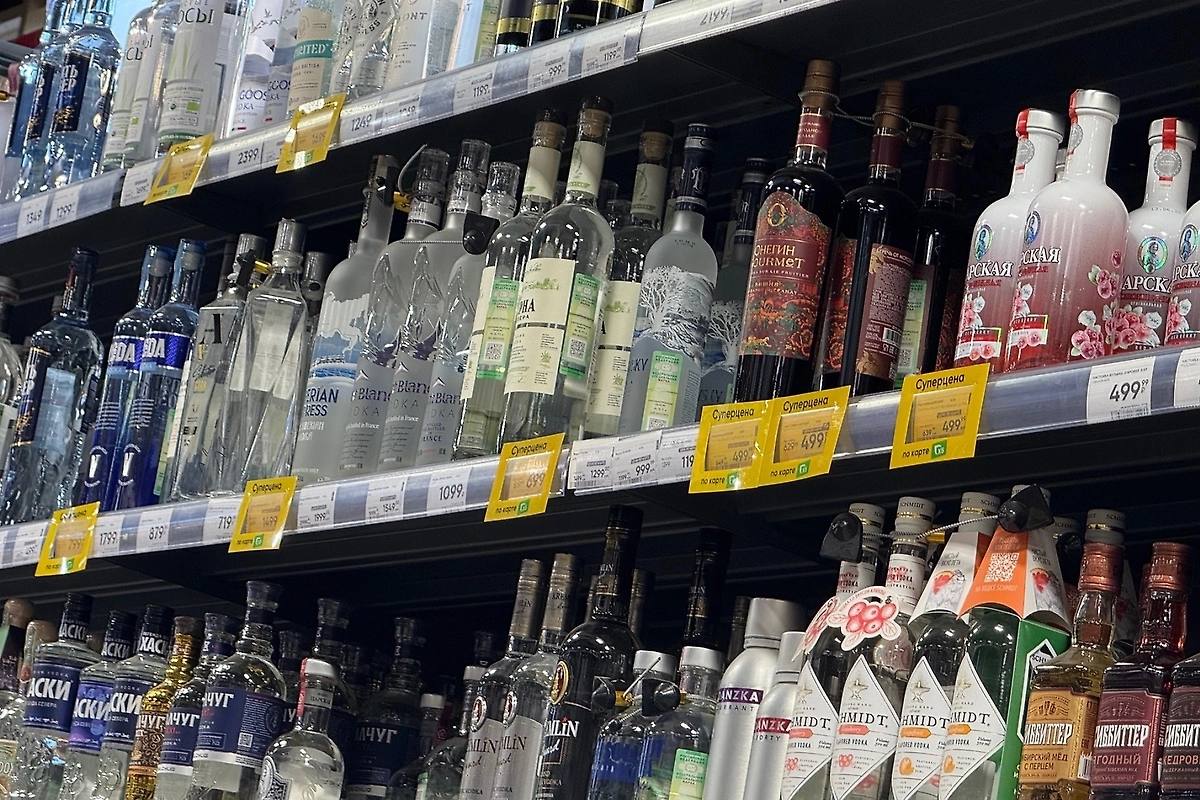 Латвийская водка на полке магазина в России