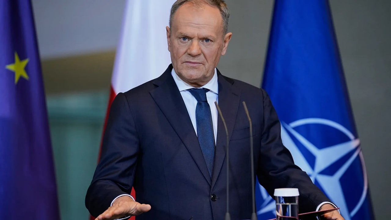 Премьер-министр Польши Дональд Туск выступает с заявлением