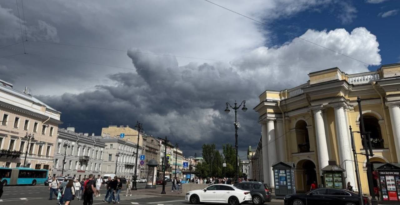 Огромные черные тучи над Санкт-Петербургом перед ливнем