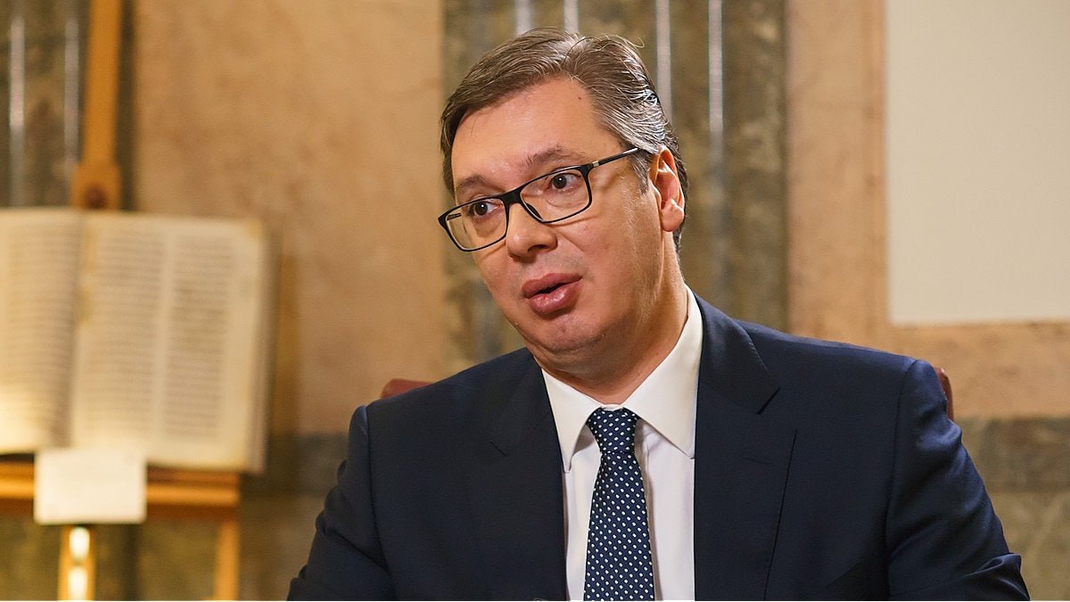 Президент Сербии Александр Вучич выступает с заявлением