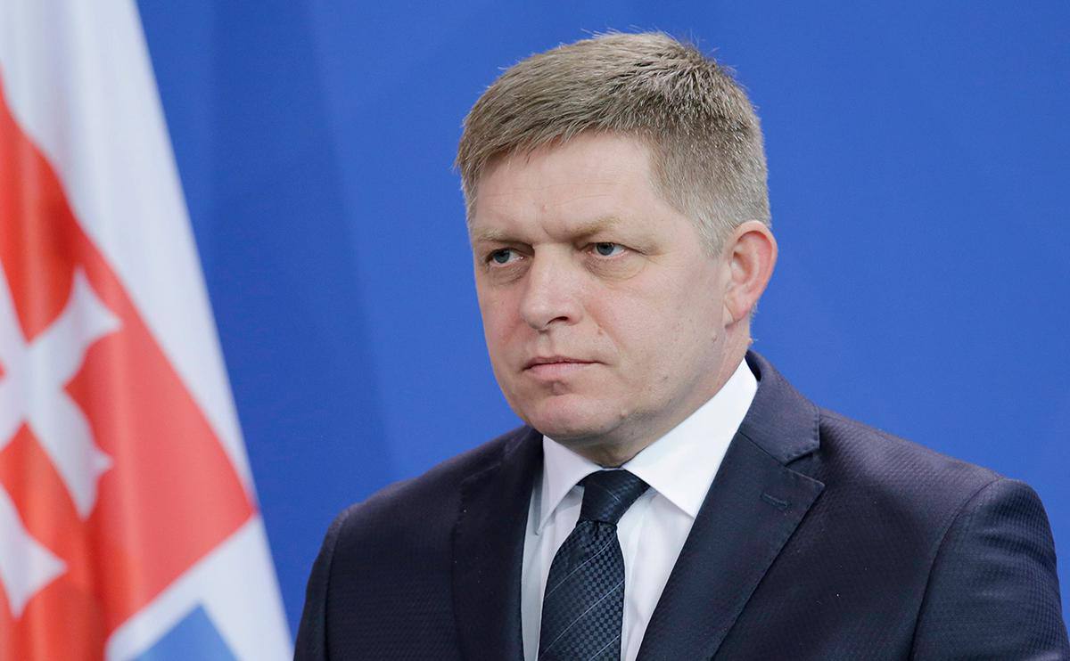 Роберт Фицо выступает с заявлением об отказе от военной помощи