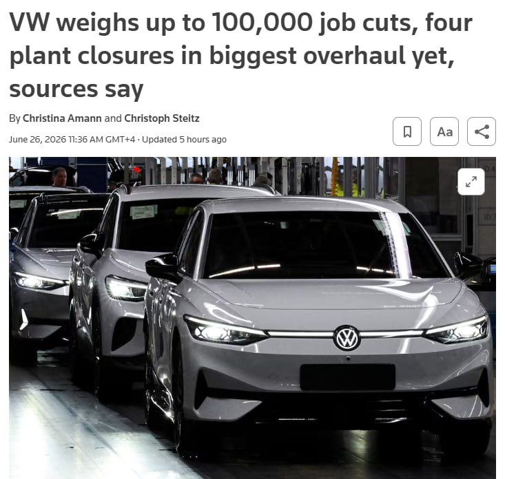 Логотип Volkswagen на фоне заводских цехов