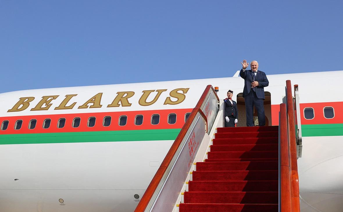 Александр Лукашенко в аэропорту перед вылетом в Азию